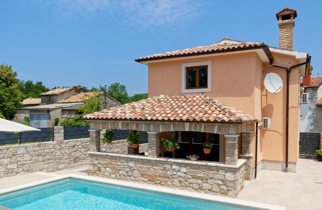 Vacation home Pahari - 6 persons, 3 bedrooms, pool, barbecue, terrace,