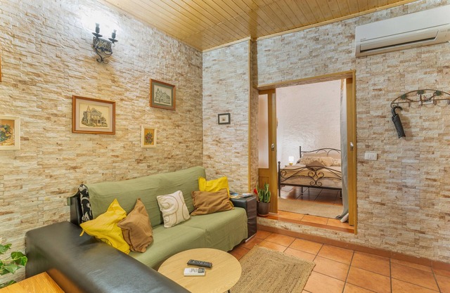 Vacation Home 'Rosi Cave House' with Mountain View, Wi-Fi and Air Conditioning