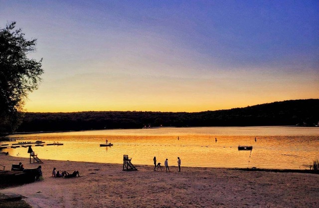 Vacation Home surrounded by natural beauty - 5 min. from pools and lake