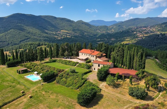 Vacation home surrounded by nature, secluded location, private pool, barbecue, pet-friendly.