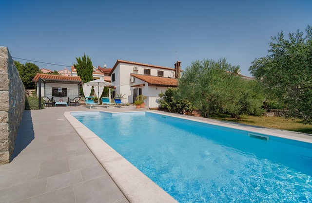 Vacation home with pool, olive trees, beach TRAVELER Reiseburo Krk - ID 2175