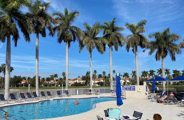 VACATION IN PARADISE! 5min to StPete Beach, Pool, Updated & Very Clean 1st Floor