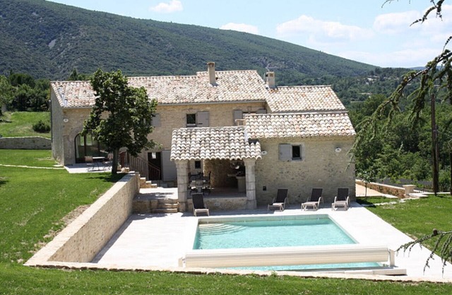 Vacation rental house with pool BONNIEUX LS2-85