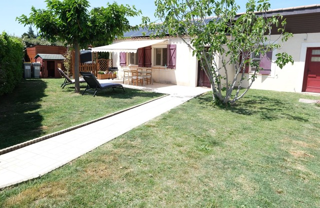 Vacation rental house on one floor with pool in Mallemort, Provence. 4 persons