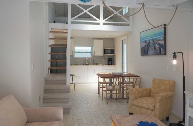 Vacation starts here! Lovely cottage a few steps away from Lido Beach! unit 4