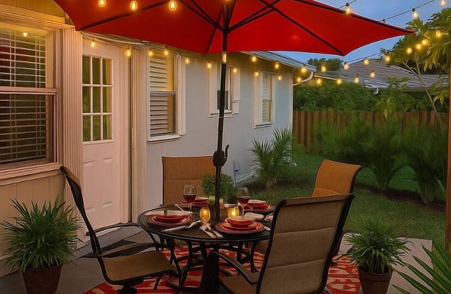 Vacation Vibes! Close to beaches, pools, walk to golf and waterfront bars.