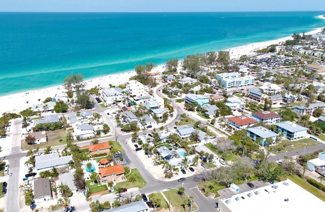 Vacay in Luxury! 2 mins to the Beach!