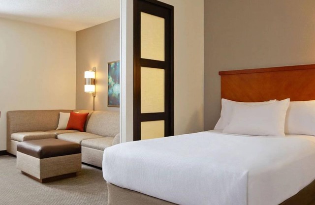 Vacay Time in Austin! Outdoor Pool, Pets Allowed, Offers FREE Parking!