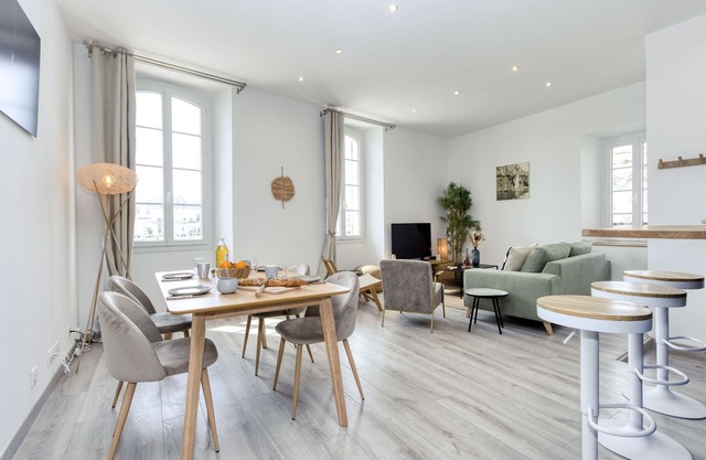 Vairo. Bright duplex, port view, AC