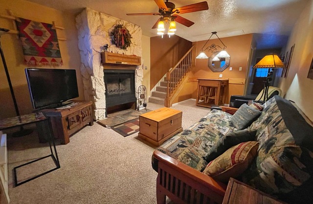 Valley Condo 110 - Creekside - Wi-Fi - Hot Tub - Fireplace - Washer/Dryer - Play