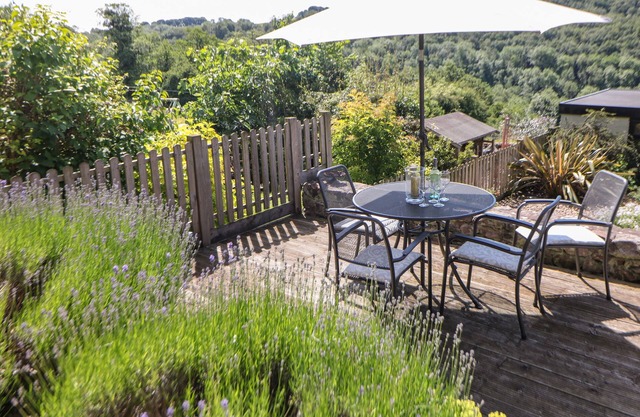 VALLEY VIEW COTTAGE, pet friendly, with open fire in Foxt