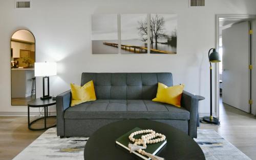 Valley Vista Haven - Exquisite Condo Retreat with Jacuzzi - Top Floor Romance - Self-Check-in - Gourmet Kitchen - Heated Pool Paradise