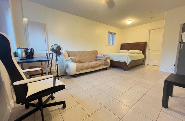 Vancouver cozy bachelor close to DT,PNE