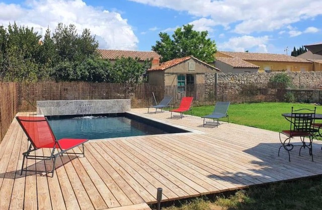 Vaste demeure avec piscine, à 14 km de la mer.