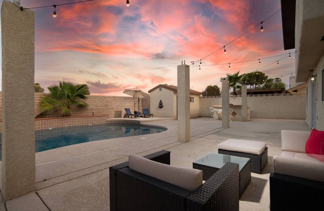 Vegas Retreat, Heated Pool ☼, 10 Min to Strip