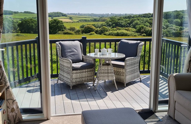 VENDEE LODGE, pet friendly, with a garden in Cowes