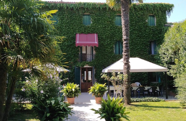 Venetian Villa with swimming pool, 11 sleeping accommodations, absolute privacy