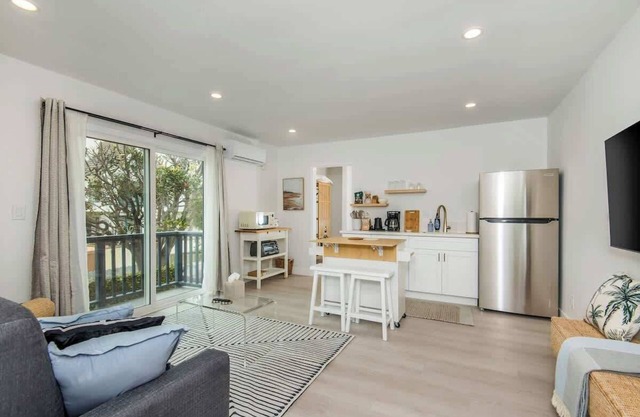 Venice Beach & Nightlife Bliss: Oceanview Studio