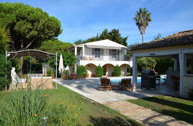 Very beautiful villa in a lush garden, near Pampelonn beach
