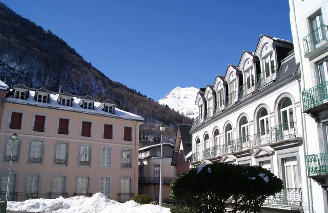 Very large appt 8- 12 persons in the heart of Cauterets