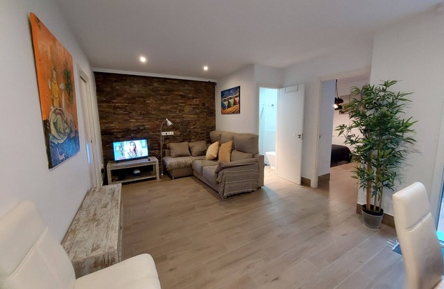Very nice flat,A/C,Wi-Fi, within the city wall, close to Alameda de Hercules