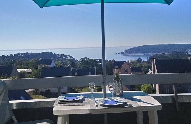 Very nice sea view for this south-facing apartment
