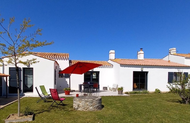 Very pretty noirmoutrine house ideally located 200m from beaches and port.