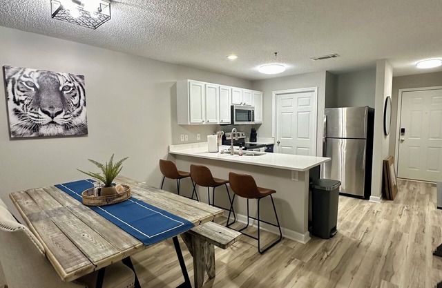 Very short walk to Downtown! Completely renovated. Sleeps six.