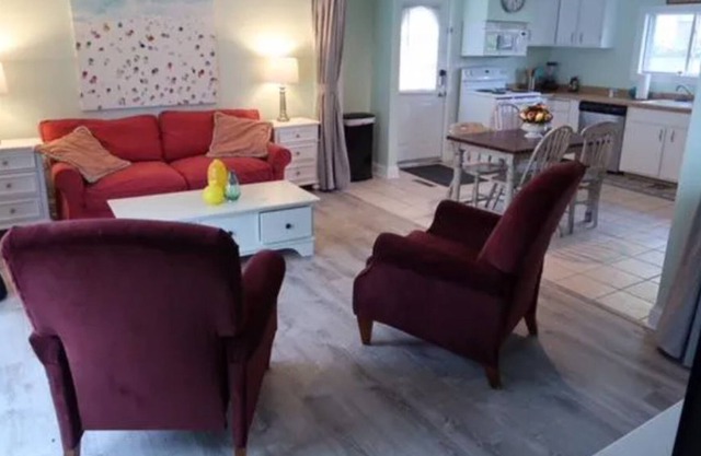 Very short walk to beach, restaurants and nightlife. 5 BR 3.5 BA sleeps 12.