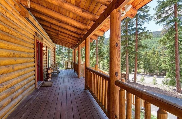 Very special log cabin! completley updated; close to skiing/Main St; hot tub