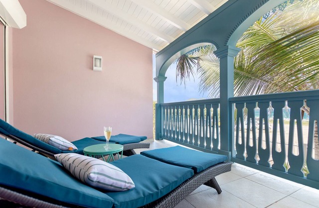 Villa Flamingo, 2 bedroom beach house, sea view!