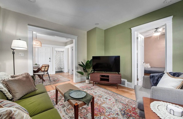 Vibrant 2BR Larchmere Classic Apt ~ Near Cleveland Clinic & Case Western