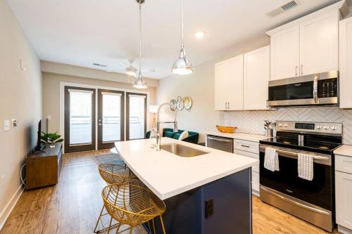 Vibrant and Spacious 1BR w Pool Parking and Gym