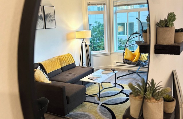 Vibrant City Gem- Rooftop View-99 Walkscore-Pool-Spa-Pets-Secure Parking!