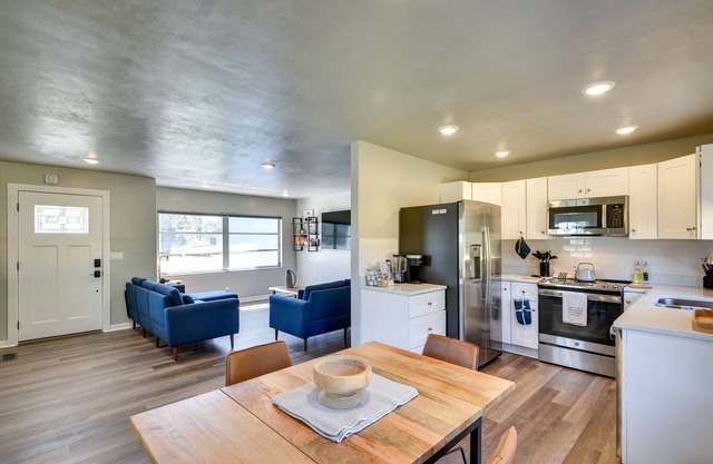 Vibrant DeLand House Near Stetson University!