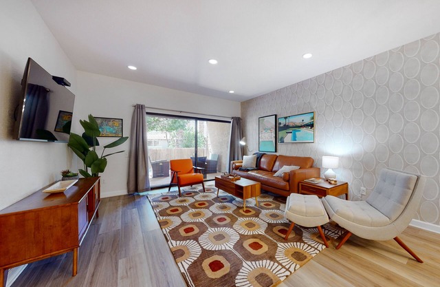 Vibrant dog-friendly condo with hot tub, tennis court, pool, W/D, grill & patio