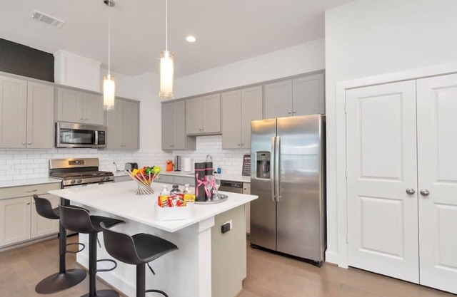 Vibrant ProlificSuite ft Uniquely Designed Rooms 💫