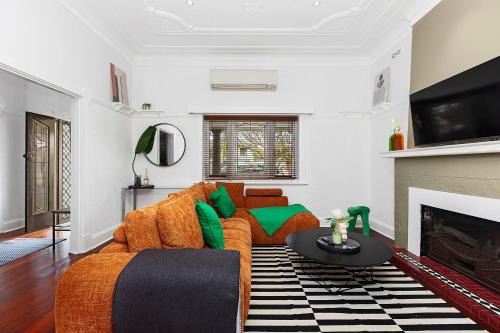 Vibrant Urban Retreat Chic Lounge & Garden Deck
