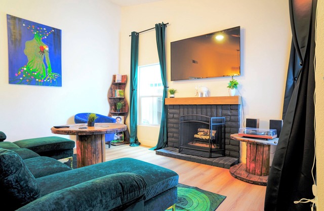 Vibrant Vegas Retreat~Quiet~Cozy~18 min to Strip