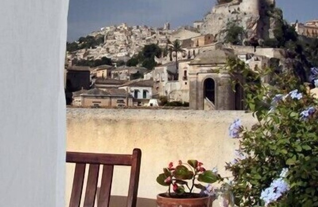 Vico Muccio - historical house, finely restructured with a splendid view on the historical Baroque city of Modica