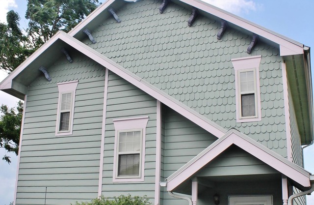 VICTORIAN CHALET OVERLOOKING GATLINBURG, SLEEPS UP TO 7.