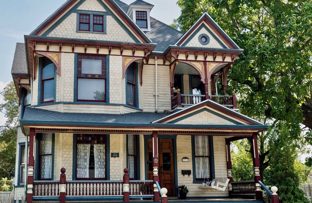 Victorian Charm~Walk to downtown~Visit nearby wineries and farm stands this fall