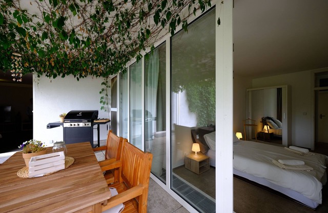 ViDa: Unique 3BR Apartment with Fireplace & Garden