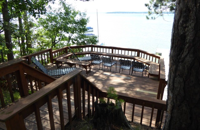 View, private lakefront, deck & dock, quiet forest. Beautiful cottage and lake