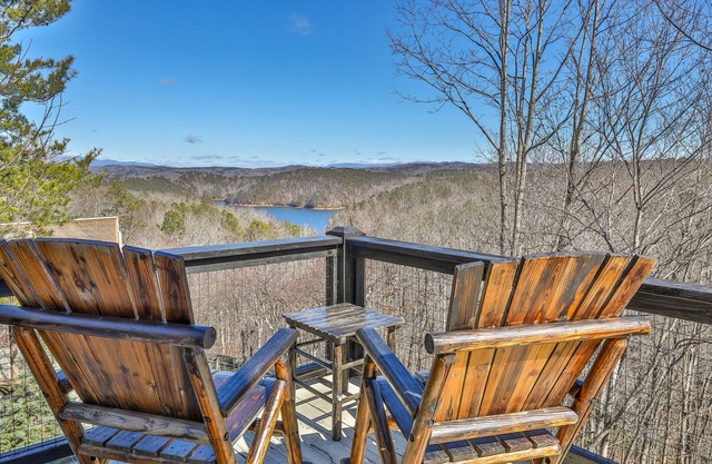 View-tiful Getaway! Hot-tub, Firepit, Dog-friendly with fenced yard!
