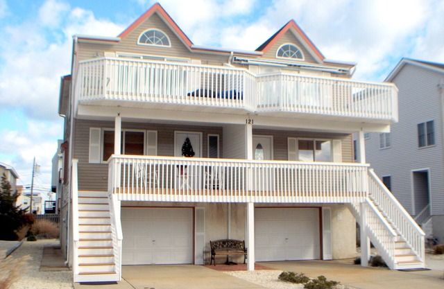 Views of both the bay/wetlands and the ocean.