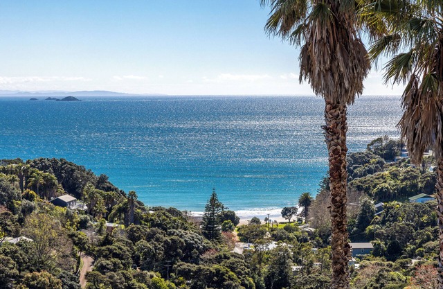 VIEWS TO DIE FOR! 2 LEVEL 2 BEDROOM with BALCONY, 2nd covered DECK, AIRCON, WiFi