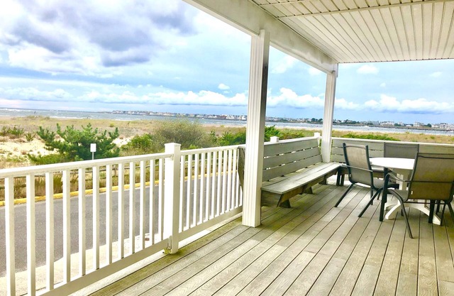 Views, Views, Views! Beachfront on quiet cul-du-sac. Fully Equipped 4 Bedroom