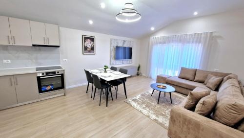 Vila Kazazi Apartments - 3 Modern Stays - Central Location Shkodër