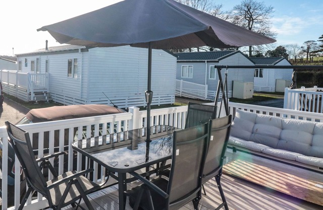 VILLA 1, pet friendly, character holiday cottage in Dawlish Warren